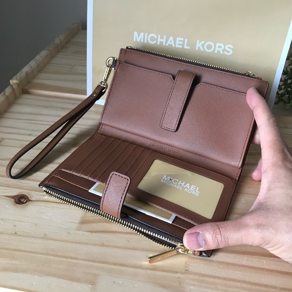 Michael Kors Wallet🎈🎈 - Picture 8 of 8